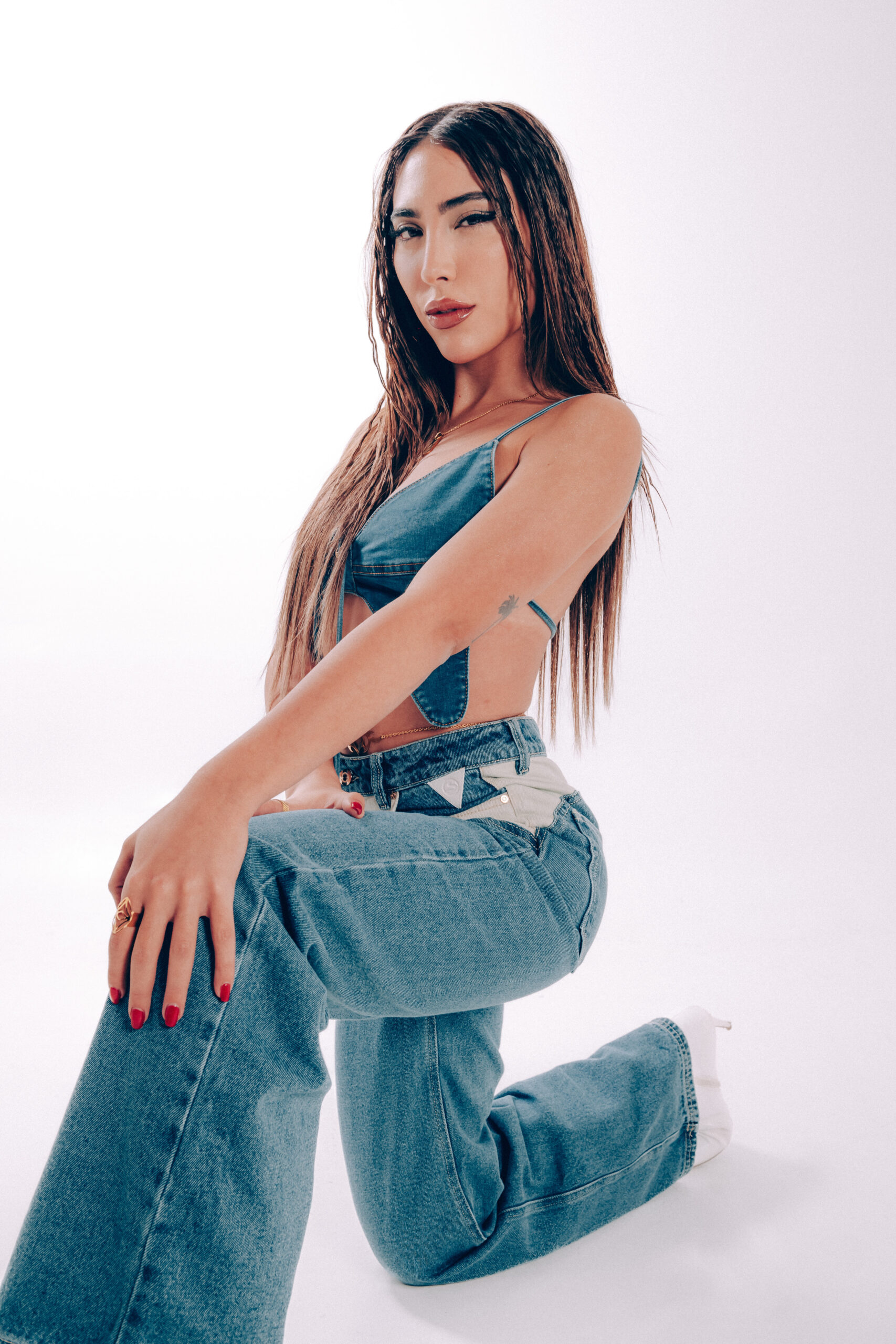 CHARLIE D SIGUE CRECIENDO EN PLATAFORMAS DIGITALES CON SU SENCILLO «PORTARNOS MAL»